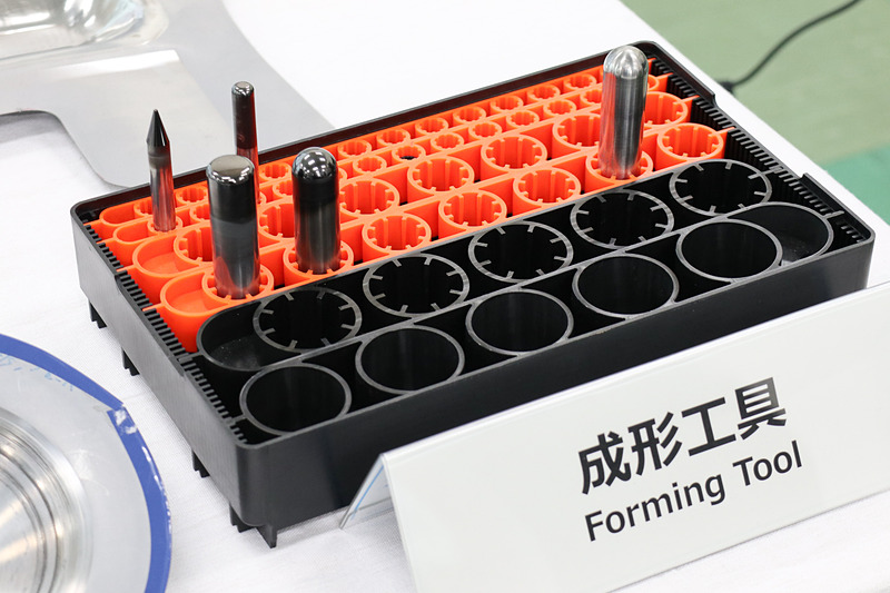 ロボットの先端に取り付ける工具。右がダイヤモンドコーティングしていないもの、左がダイヤモンドコーティング済