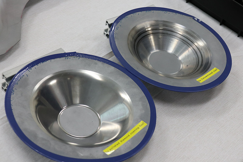 ダイヤモンドコーティングの有無による作成物の違い。手前がダイヤモンドコーティング工具で作られたもの