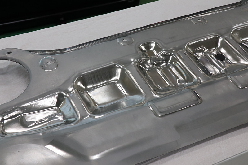 スカイラインのリアパネルアッパー