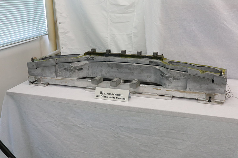 スカイラインのリアパネルアッパーの成形にはダイが必要になる