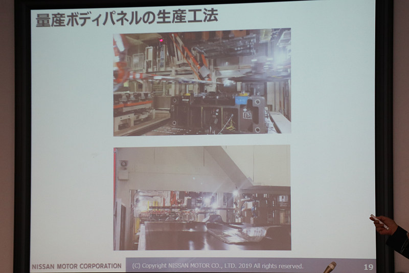 量産ボディパネルの生産工法でプレスしている様子