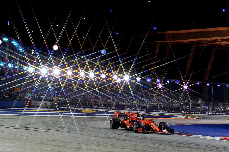 シンガポールを走るベッテル（左）とルクレール（右）