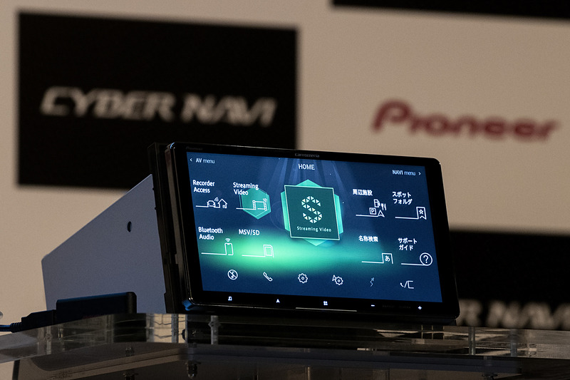 静電ボタンの採用によりフルフラットパネルとなった新型サイバーナビ