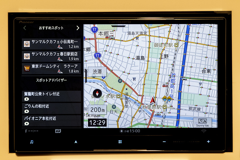 インフォガジェットは画面左から中心に向かってスワイプすることで表示できる。サイズは2種類