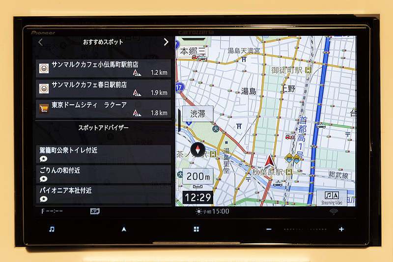 インフォガジェットは画面左から中心に向かってスワイプすることで表示できる。サイズは2種類