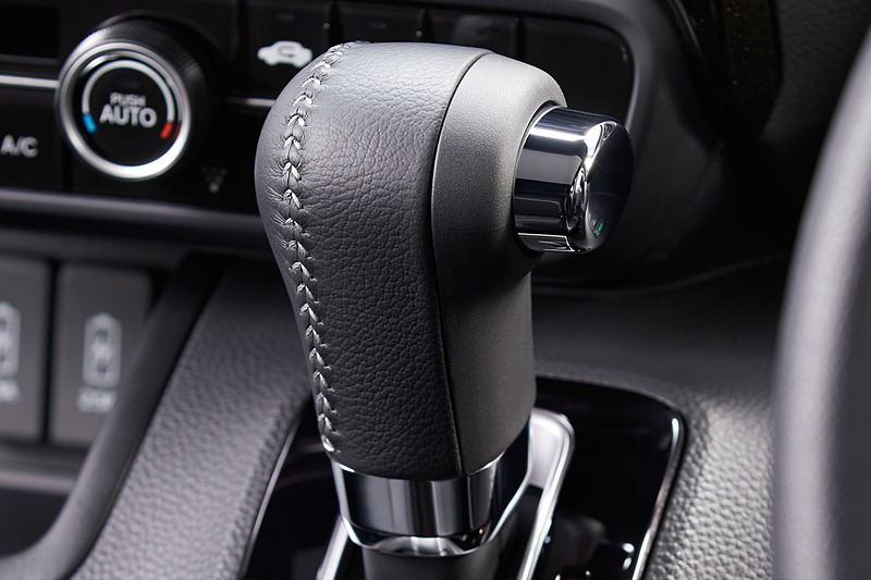 N-BOX カスタム（G・Lターボ Honda SENSING、G・EXターボ Honda SENSING）に「本革巻セレクトノブ」を採用
