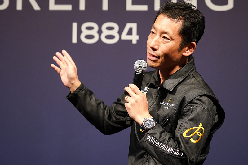 室屋選手はブライトリングのフライトスーツで登場