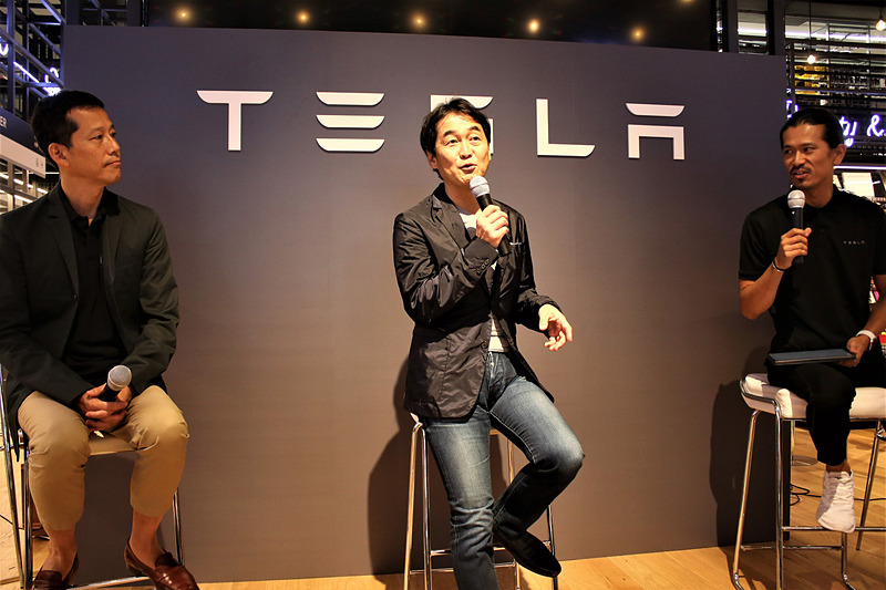 前田氏（右）が司会進行を務め、夏野氏と安川氏がトークショーを実施