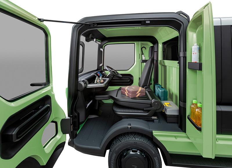 中折れ式のドアを採用するなど、乗降性を確保