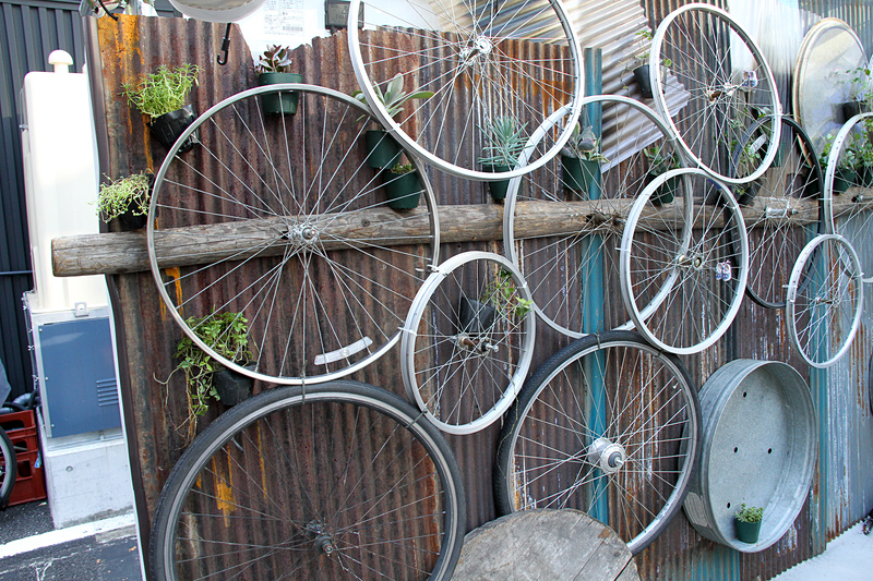 新虎ヴィレッジはカラフルなストリートアート、リユースされた廃材で構成されたアート空間