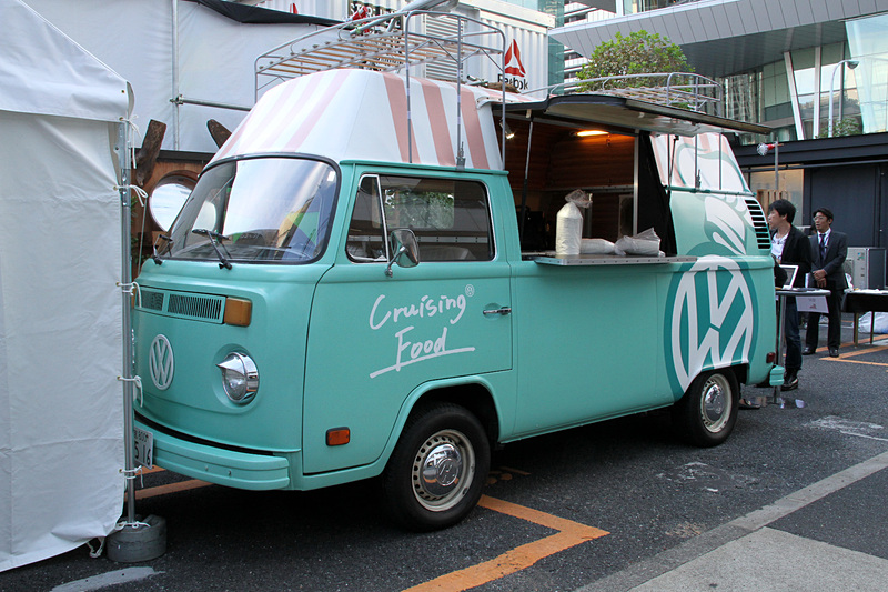 ワーゲンバスでどんぶりが提供される