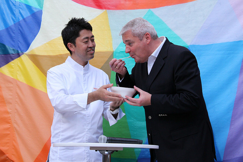 ティル・シェア社長もまかないフードを試食