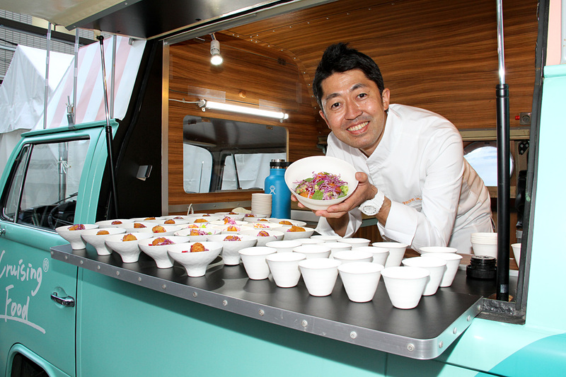 ワーゲンバスでどんぶりが提供される