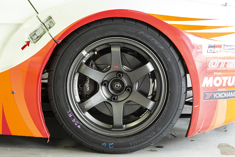 KYOJO-CUPは1人乗りのレース専用車両「VITA-01」で争われる本格的なレースだが、タイヤはスポーツカーユーザーにはおなじみの横浜ゴム製スポーツラジアルタイヤ「ADVAN NEOVA AD08R」を使用する