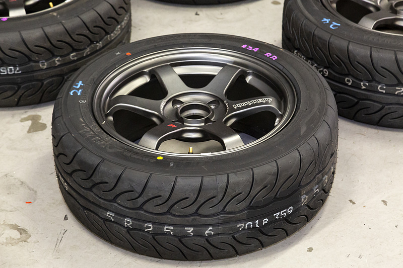 KYOJO-CUPは1人乗りのレース専用車両「VITA-01」で争われる本格的なレースだが、タイヤはスポーツカーユーザーにはおなじみの横浜ゴム製スポーツラジアルタイヤ「ADVAN NEOVA AD08R」を使用する