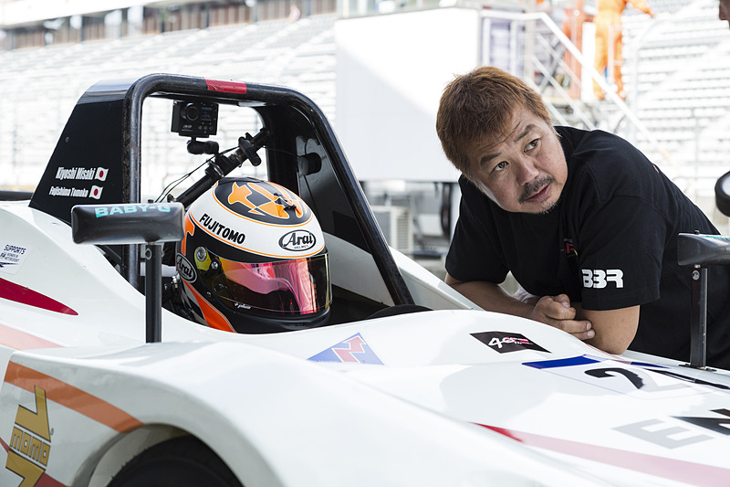 マシンのルーフ部分にカメラが設置されており、走行中に動画撮影が可能。同じマシンで走るレジェンドドライバーの見崎清志さんの映像と比較してスキルアップを目指す