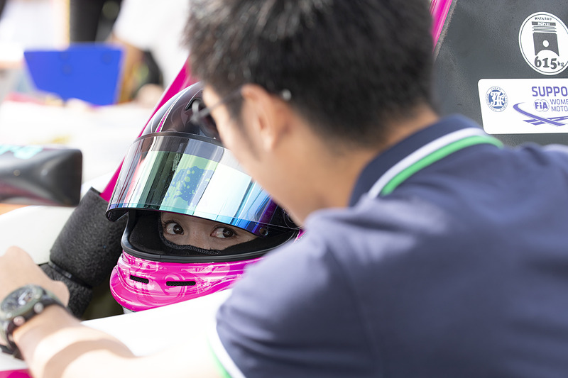 トークショーやフォトセッションの時と変わり、ヘルメットを被ってマシンに乗り込むとドライバーたちの目は真剣さを帯びていく