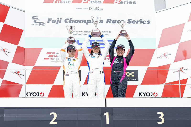 第2戦の優勝は＃37「KeePer VITA」の翁長選手が獲得。2位は＃36「KNCVITA」の村松選手、3位は＃86「CF亜衣★制動屋★44VITA」の小泉選手