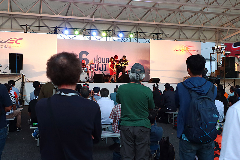 演奏が進むと座席の後方には立ち見の観客が溢れた