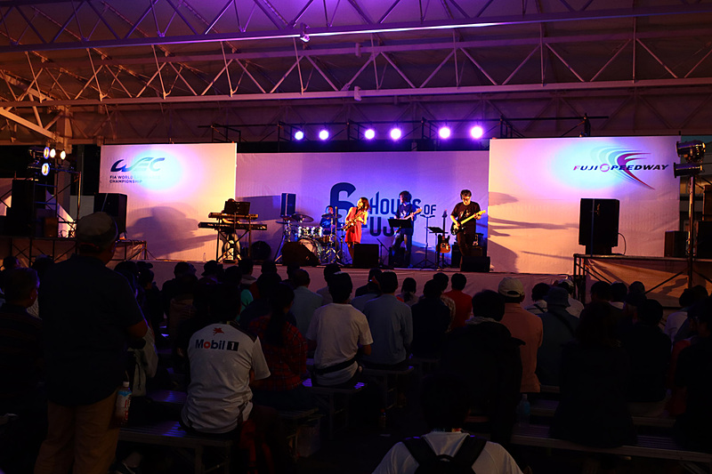 演奏終盤には周囲はすっかり暗くなった