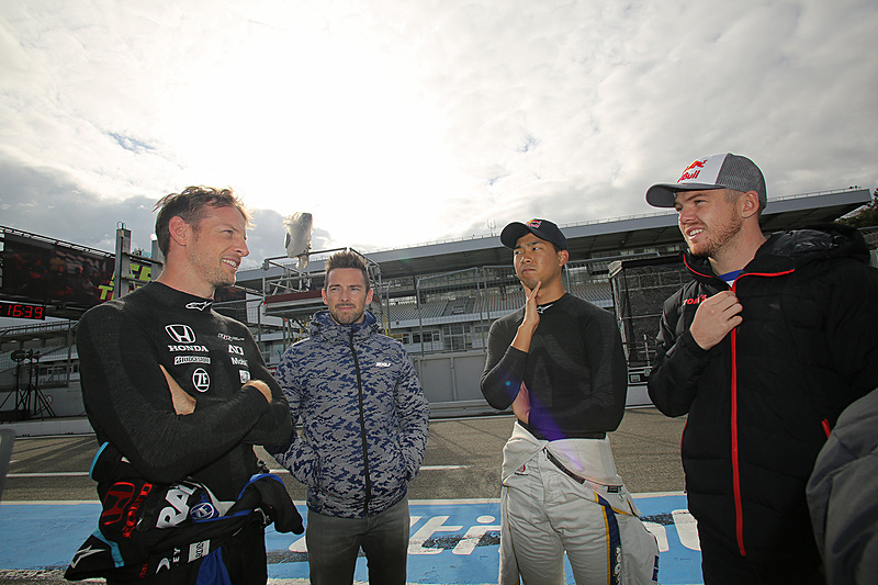 談笑する日本からのドライバー