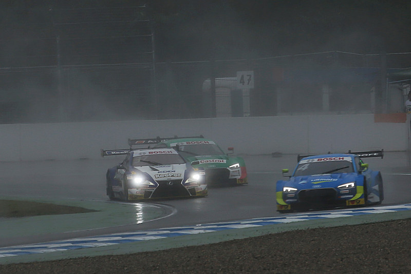 金曜日は雨が降り、ウェットタイヤに翻弄されて35号車と37号車が同じコーナーでクラッシュ。その後マシンを修復して再び走ることができた