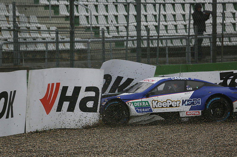 金曜日は雨が降り、ウェットタイヤに翻弄されて35号車と37号車が同じコーナーでクラッシュ。その後マシンを修復して再び走ることができた