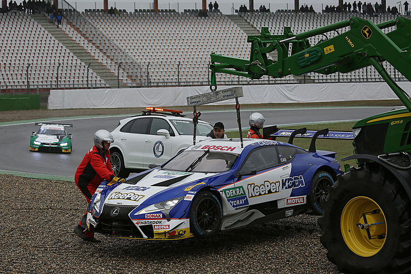 金曜日は雨が降り、ウェットタイヤに翻弄されて35号車と37号車が同じコーナーでクラッシュ。その後マシンを修復して再び走ることができた