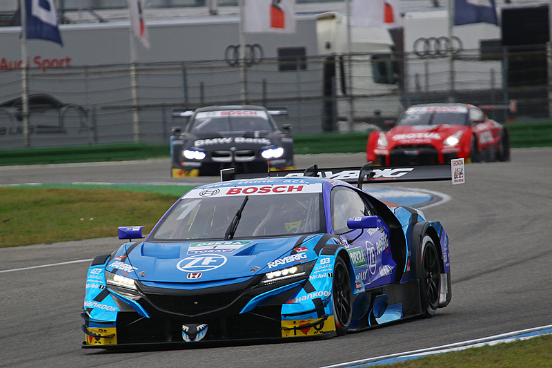 金曜日は雨が降り、ウェットタイヤに翻弄されて35号車と37号車が同じコーナーでクラッシュ。その後マシンを修復して再び走ることができた