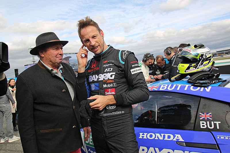 ヨッヘン・マス氏とバトン選手