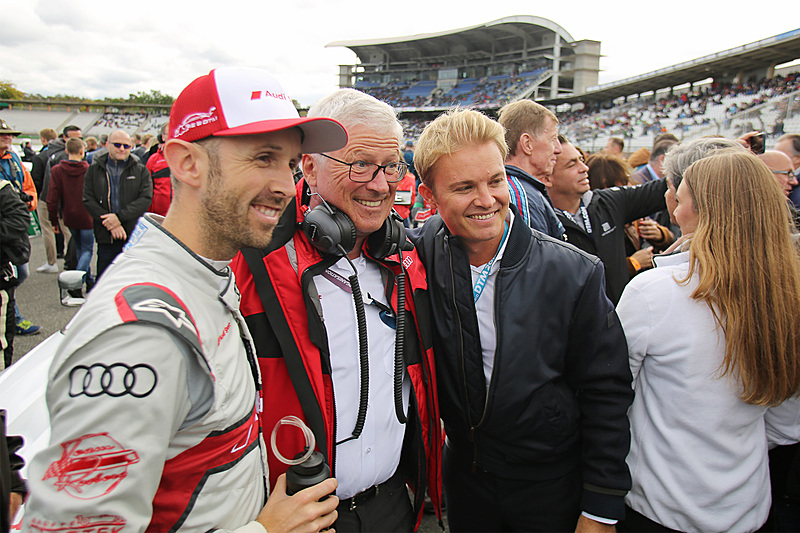 スタート前に行なわれていた記念撮影。ラスト選手が所属するチーム・ロズベルグのアルノ・ゼンセン代表、そして共同チーム代表ケケ・ロズベルグ氏の子息で、2016年のF1世界チャンピオンであるニコ・ロズベルグ氏