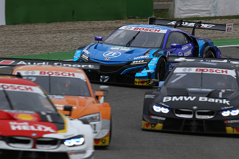 バトン選手はセーフティカーで順位を上げる