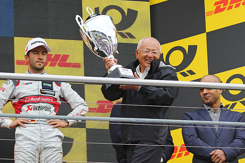 優勝者へのプレゼンターはGTAの坂東正明代表