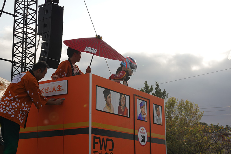 コクピットに乗り込んで、ヘルメットを装着