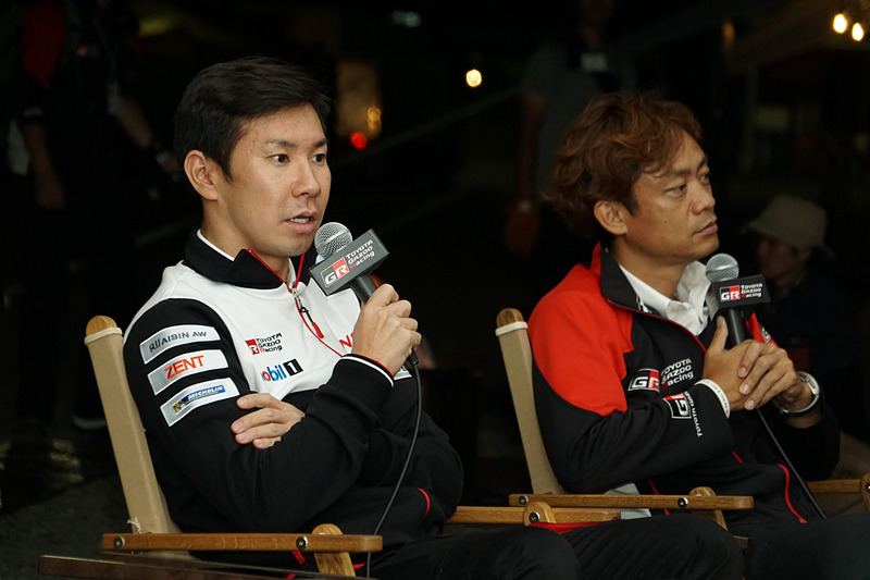 10月5日の予選終了後に行なわれたトークショーに参加した小林可夢偉選手（左）とTOYOTA GAZOO Racing アンバサダーに就任している脇阪寿一氏（右）