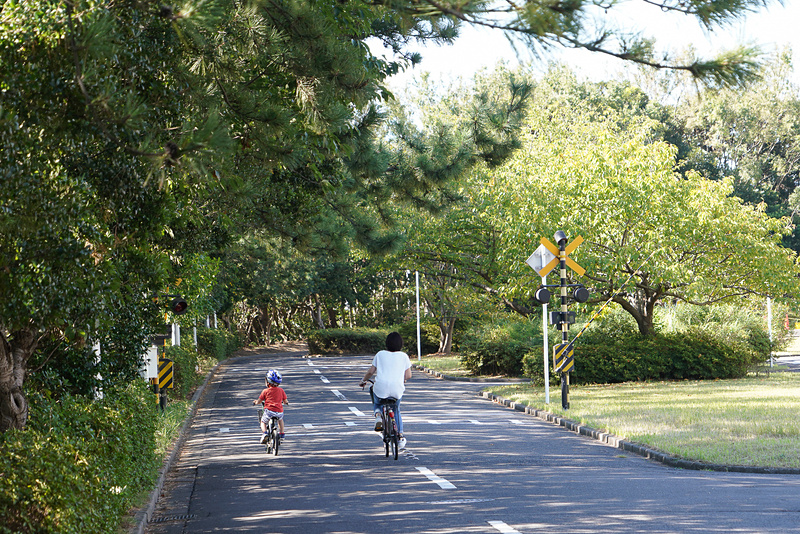 自転車や足踏み式ゴーカートを無料で貸し出していて、コース内で楽しめる