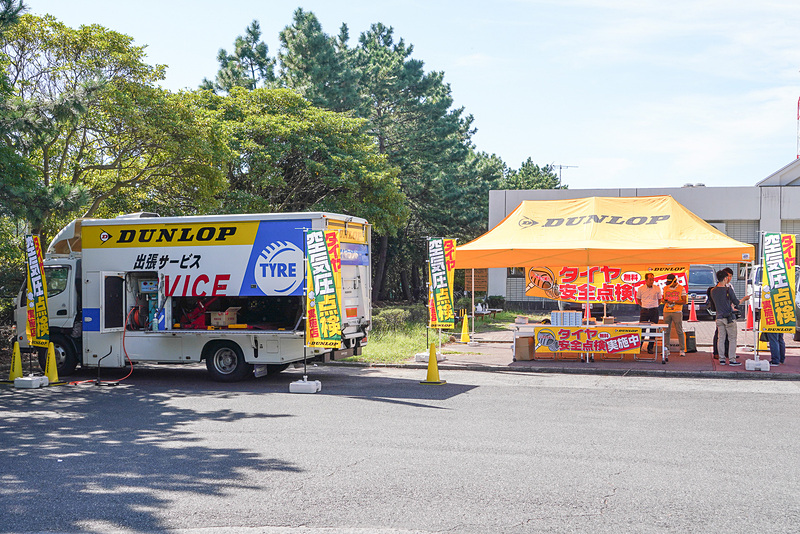 花見川緑地交通公園駐車場脇に作られた受付テント。タイヤサービスカーも出張