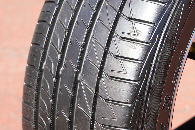 トレッド面のブロック数を増やすことで路面からの衝撃を分散。パターンノイズを従来品から3割以上低減する