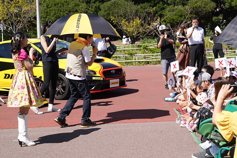 簡単な交通ルールのクイズにパネルで答える