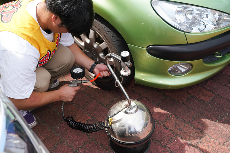 空気圧の測定。足りない場合には補充してくれる