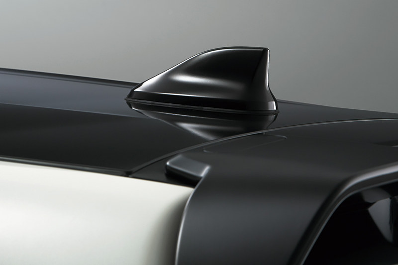 ノート NISMO Black Limitedではボンネットフードやルーフをはじめ、シャークフィンアンテナ、ルーフスポイラー、ドアミラーなどをブラック化。さらにLEDヘッドライトなども標準装備される