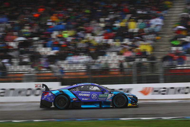 雨の中走行するジェンソン・バトン選手（1号車 Honda NSX-GT）