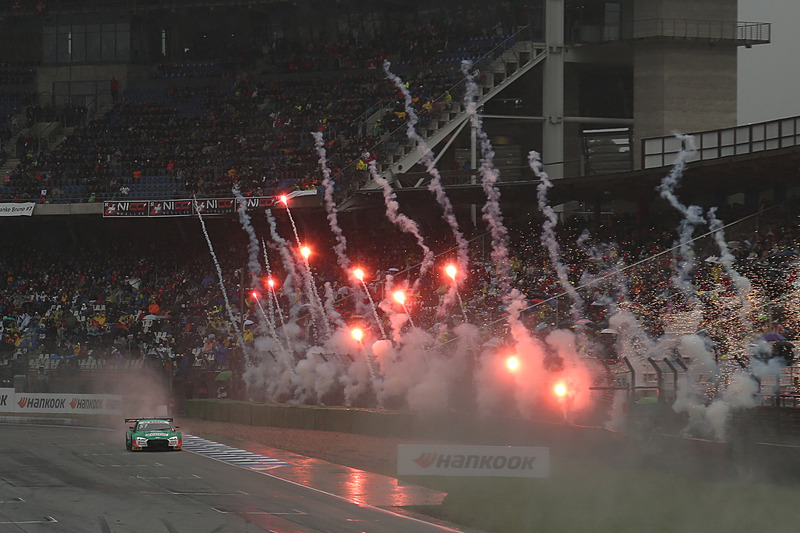 雨の中でも花火が打ち上げられフィナーレ！