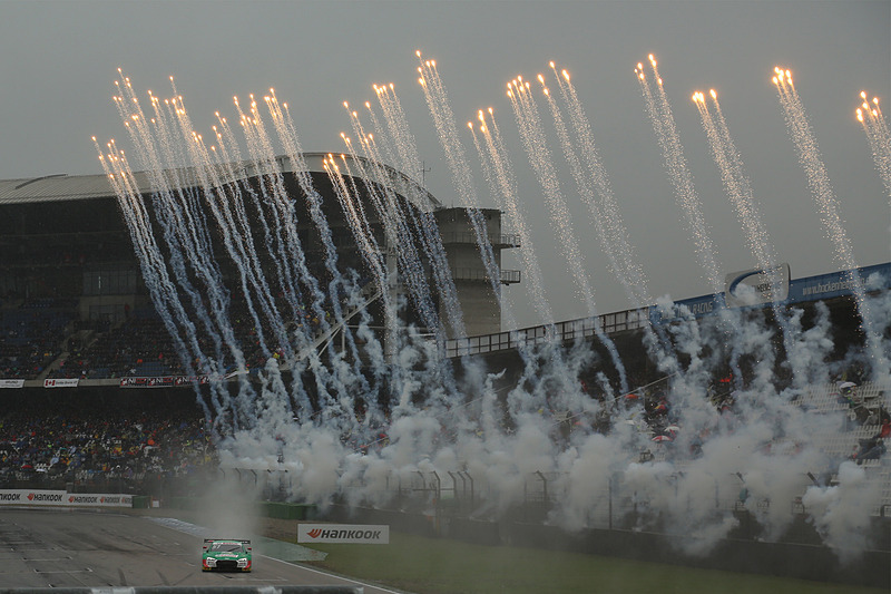 雨の中でも花火が打ち上げられフィナーレ！