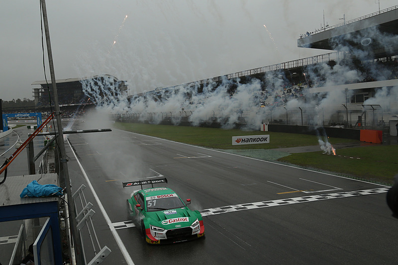 雨の中でも花火が打ち上げられフィナーレ！