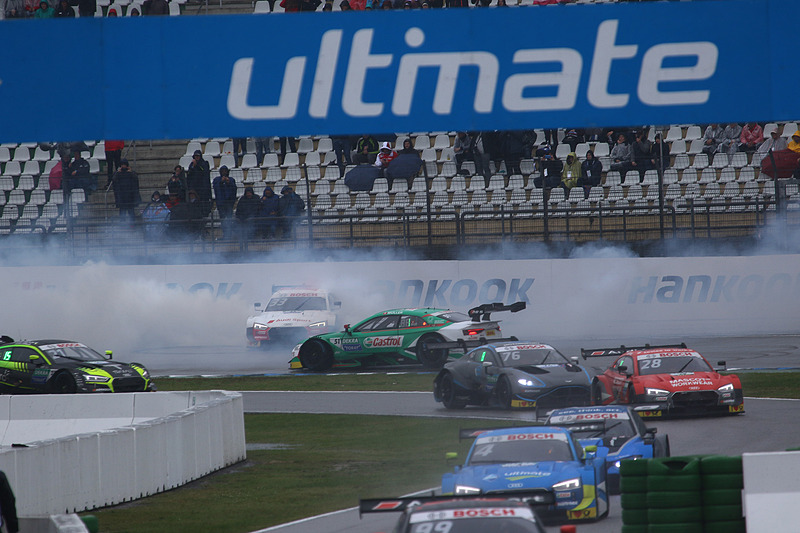 ゴール後に1-2-3のアウディ3台は、スタンドの前でドーナッツターンを敢行