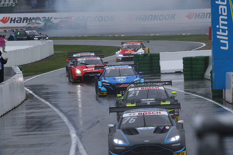 ゴール後に1-2-3のアウディ3台は、スタンドの前でドーナッツターンを敢行