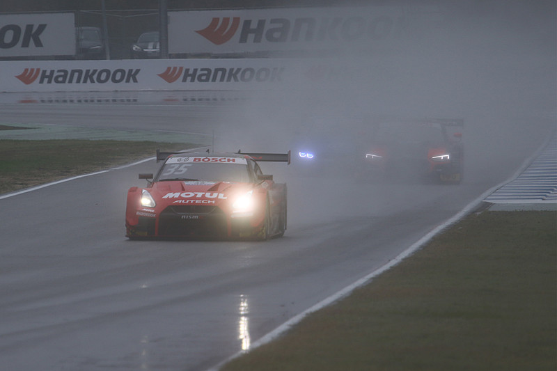 雨天のホッケンハイムリンクを走行する35号車 MOTUL AUTECH GT-R