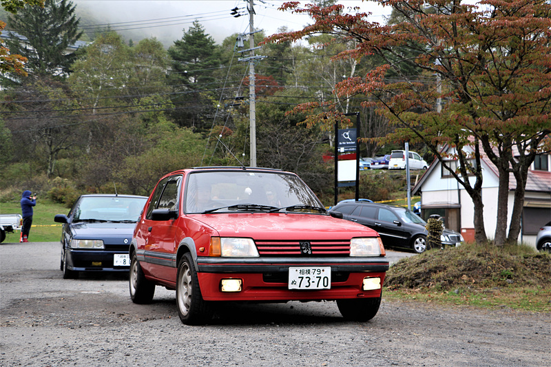 早朝から続々と集まるフランス車たち。先頭はプジョー 205GTI 1.9。続いてルノー 21ターボ