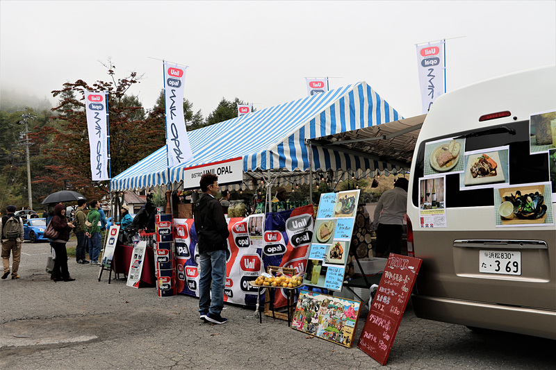 食べ物も充実しているテント村